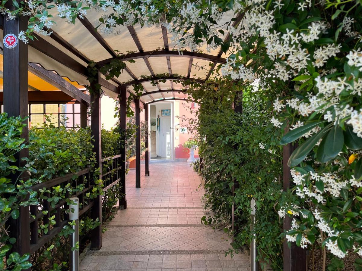 Hotel Ellymar Вада Екстериор снимка